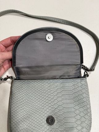 Bolso gris con cadena de BLANCO