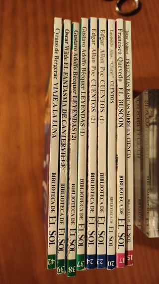 Biblioteca de El Sol. Varios libros.