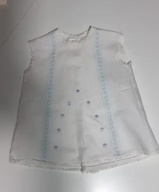 Ropita de bebé blanca con lazo rosa