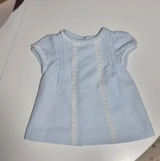 Ropita de bebé blanca con lazo rosa