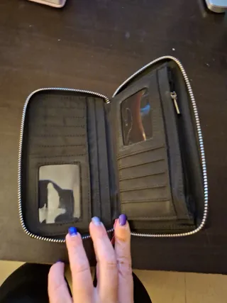 Cartera con diseño de olas y tablas de surf