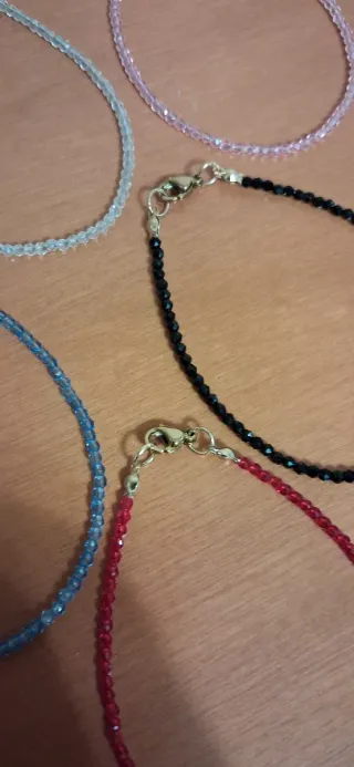 Pulseras con mucho brillo ideal verano.