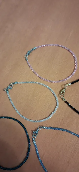 Pulseras con mucho brillo ideal verano.