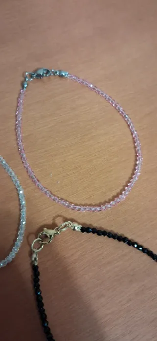 Pulseras con mucho brillo ideal verano.