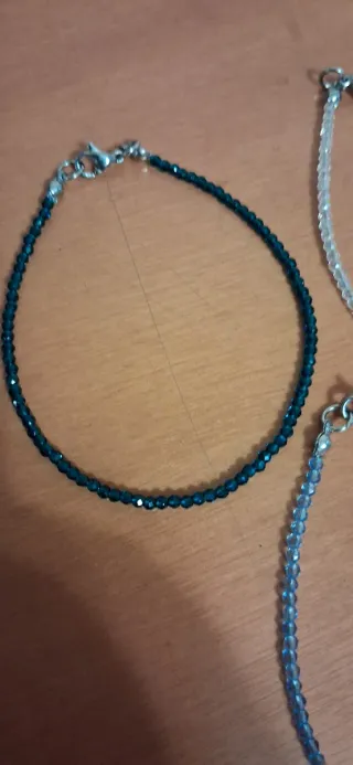 Pulseras con mucho brillo ideal verano.