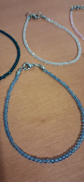 Pulseras con mucho brillo ideal verano.