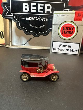 Coche de juguete Matchbox rojo