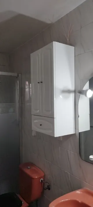 Mueble de baño blanco y naranja