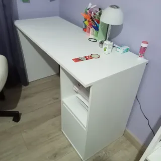 Escritorio y silla blanca