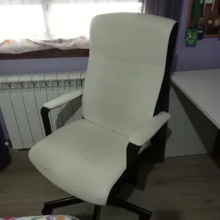 Escritorio y silla blanca