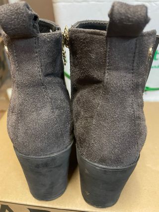 Botines marrones de ante con tacón