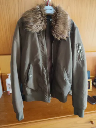 Chaqueta bomber verde militar con pelo