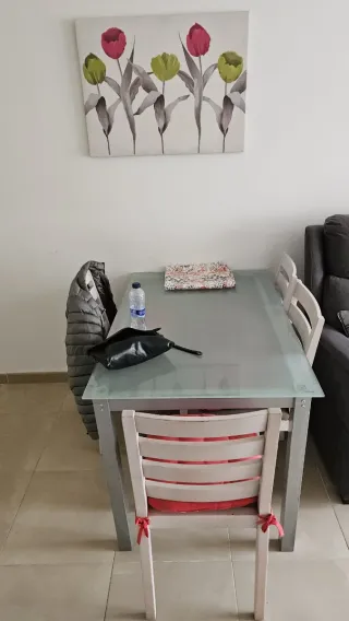 Mesa de cristal y 4 sillas