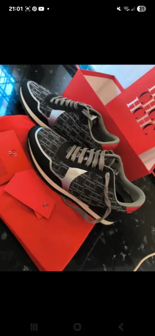 Zapatillas Carolina Herrera grises y plateadas