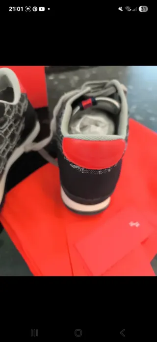 Zapatillas Carolina Herrera grises y plateadas