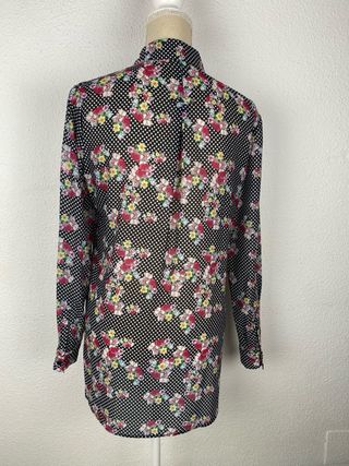 Blusa estampada flores y lunares