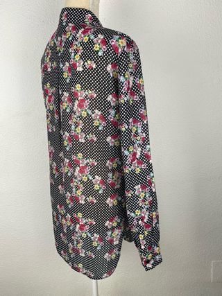 Blusa estampada flores y lunares