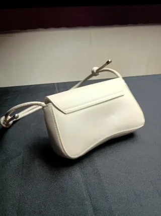 Borsetta bianca con dettagli oro