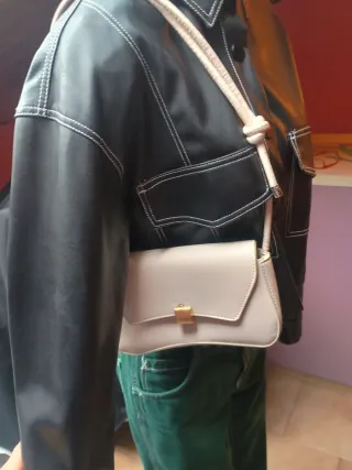 Borsetta bianca con dettagli oro