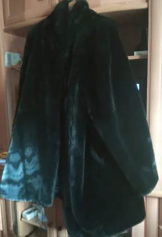 Abrigo negro de pelo sintético