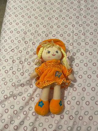Muñeca de trapo naranja con flores