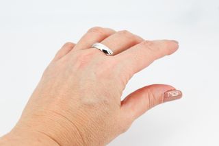 Alianza De Oro Blanco De 18K.. Ref: 016-01-00425