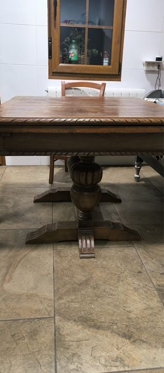 Mesa de comedor de nogal