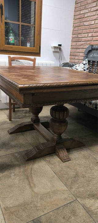 Mesa de comedor de nogal