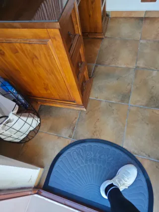 Escritorio de madera con tapa de cristal