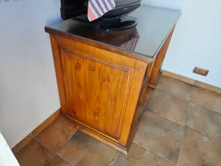 Escritorio de madera con tapa de cristal