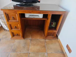 Escritorio de madera con tapa de cristal