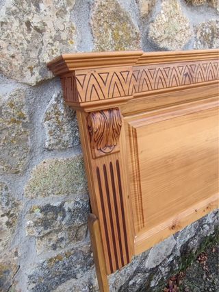 Cabecero y 2 mesitas de noche de pino. Buen estado