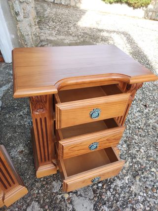 Cabecero y 2 mesitas de noche de pino. Buen estado