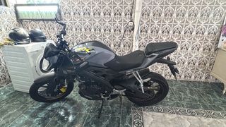 Moto Yamaha MT-125 color Gris/Negro