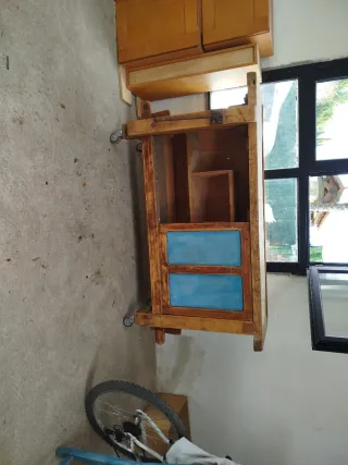 Banco de trabajo de madera con ruedas