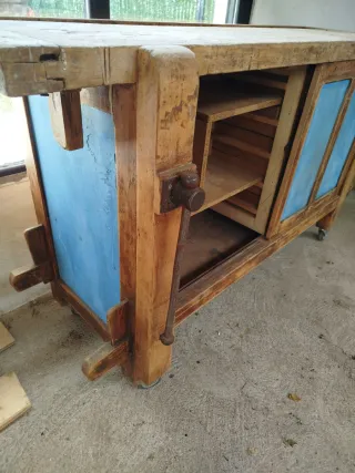 Banco de trabajo de madera con ruedas