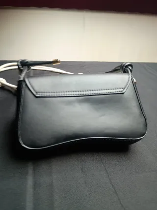 Borsa tracolla nera con dettagli oro