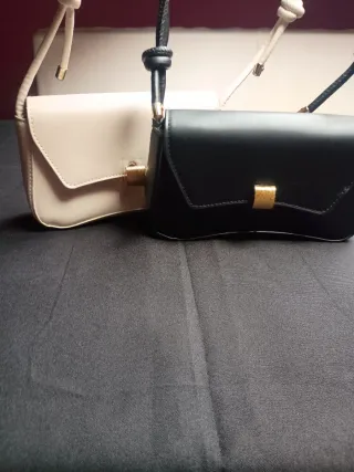 Borsa tracolla nera con dettagli oro