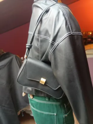 Borsa tracolla nera con dettagli oro