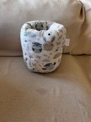 Cojín de lactancia gris con estrellas