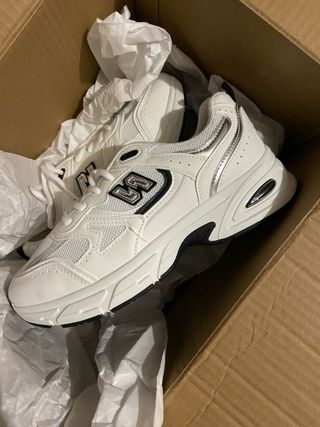 Zapatillas deportivas blancas y plateadas