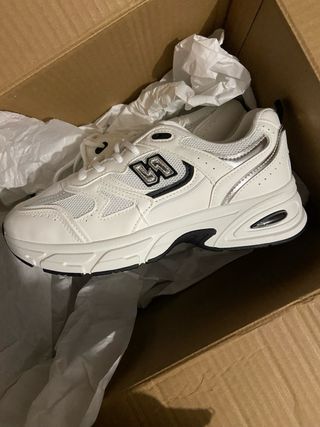 Zapatillas deportivas blancas y plateadas