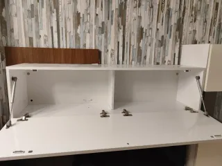 Conjunto muebles de salón blanco sucio y marrón.