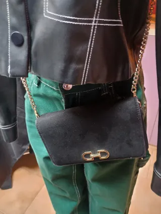 Borsa tracolla nera con catena dorata