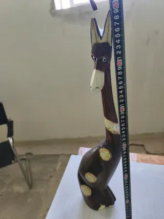 Figura de madera tallada a mano.