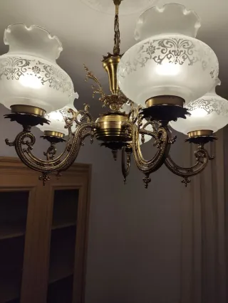 Lámpara de techo dorada y blanca