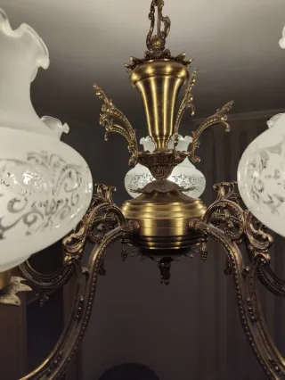 Lámpara de techo dorada y blanca