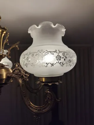 Lámpara de techo dorada y blanca