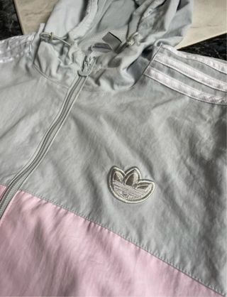 Cortavientos Adidas gris y rosa