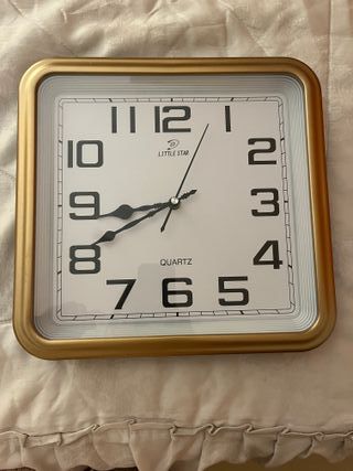 Reloj de Pared Cuadrado Dorado